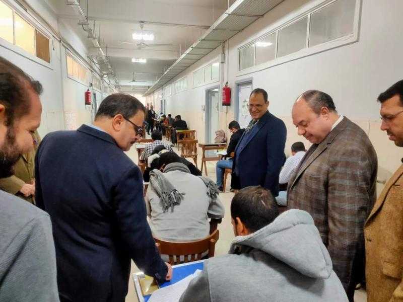 نائب رئيس جامعة الأزهر يتفقد لجان الامتحانات بكلية التربية ويشيد بانضباطها