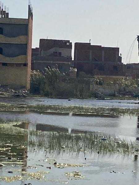محافظ الإسماعيلية يتابع أعمال تنفيذ شبكة تجفيف المياه الجوفية بقرية الحجاز