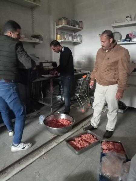 ضبط عبوات مياه غازية منتهية الصلاحية وتحرير 25 محضر تمويني متنوع بالبحيرة
