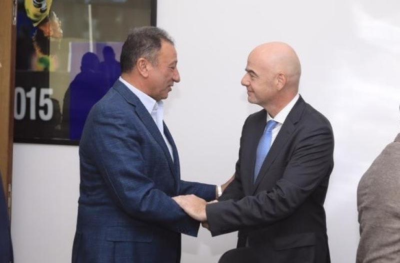 إنفانتينو يهنئ الخطيب ببرونزية كأس العالم ويشيـد باحترافية منظومة العمل بالأهلي