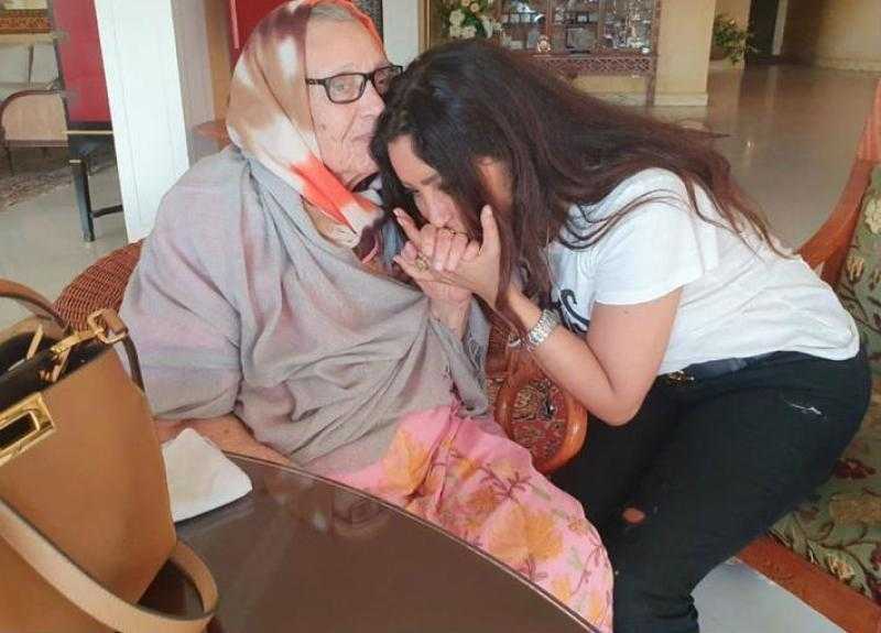 لطيفة تستقبل العزاء في والدتها من مسجد الشرطة.. اليوم