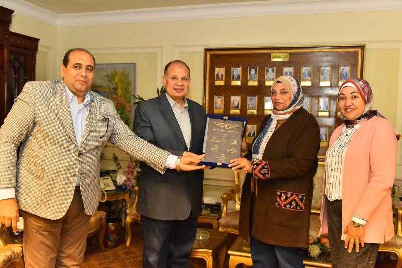 محافظ أسيوط يكرم عميد كلية التربية للطفولة المبكرة ومدير إدارة أبنوب التعليمية