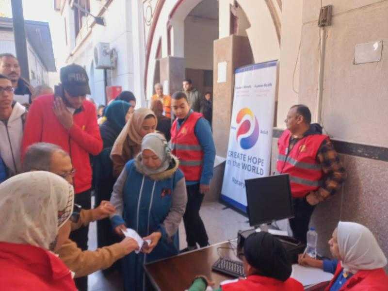استمرار توافد المئات من المواطنين على الكشف بقافلة عيون مصر 2 بأسيوط
