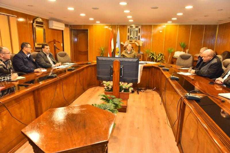 محافظ أسيوط يوجه بتكثيف الجهود وانهاء لتسليم عقود تقنين أراضي أملاك الدولة للمنتفعين