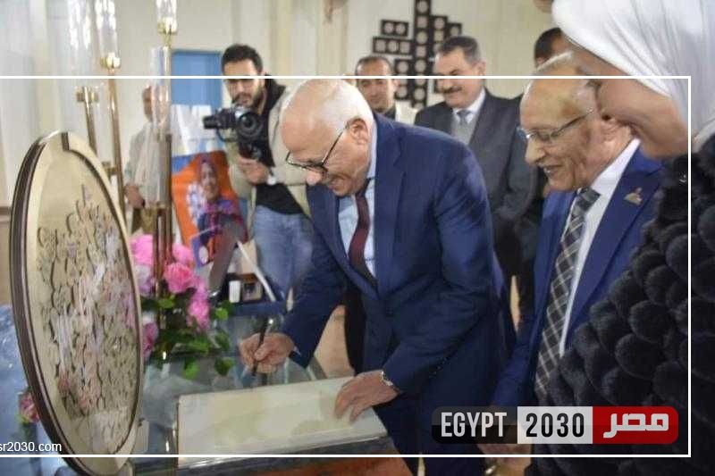 محافظ بورسعيد يكرم 12 طالبا من المدرسة الدولية لفوزهم بمجال العلوم والتكنولوجيا والروبوت