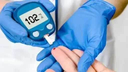 أوقات قياس السكر في رمضان.. ومتى تضطر للإفطار فورًا؟