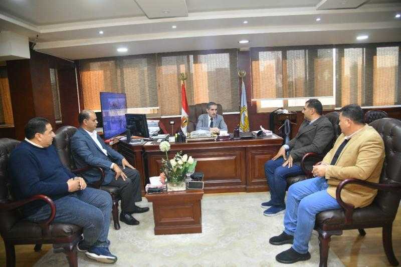 محافظ الغربية يعقد اجتماعا موسعا لمناقشة مشروعات الرصف والتطوير بطنطا