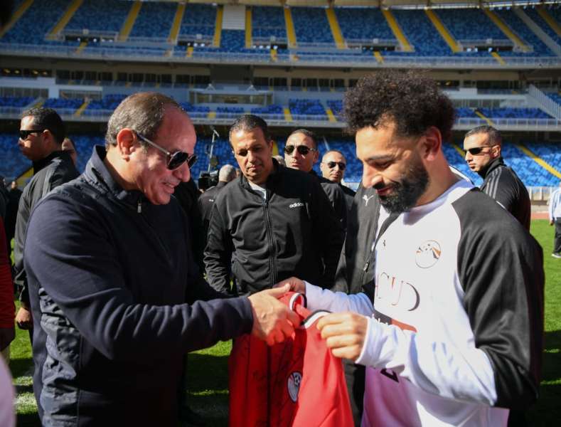 الرئيس السيسي برفقة محمد صلاح خلال زيارته في تدريبات المنتخب