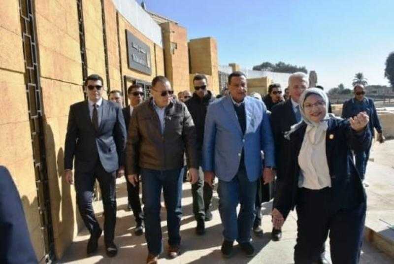 محافظ الشرقية يتفقد معرض أيادي مصر للحرف اليدوية بمنطقة آثار تل بسطا بالزقازيق