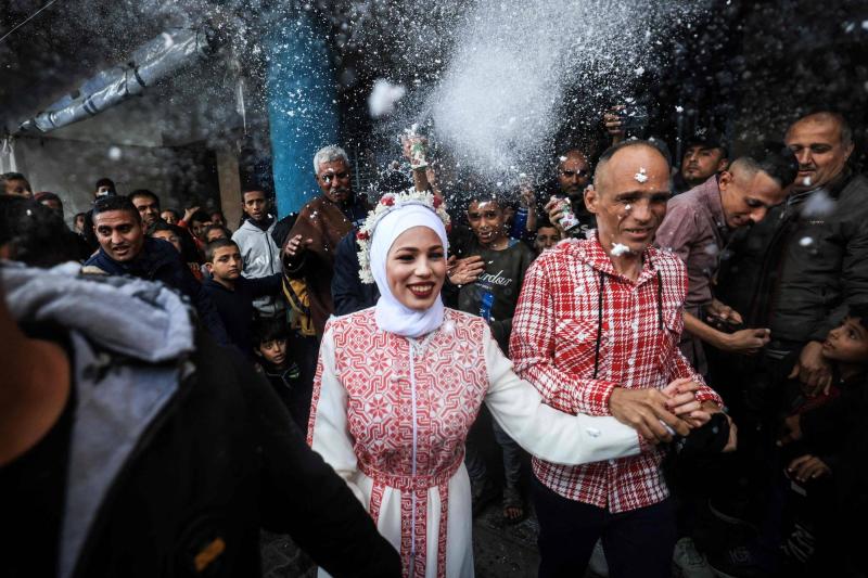 رغم الحرب والدمار في غزة.. إحياء حفل زفاف فلسطيني في مدرسة برفح