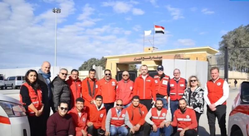 شاهد.. لقطات من تفقد وفد الاتحاد الدولي لجمعيات الصليب والهلال الأحمر معبر رفح