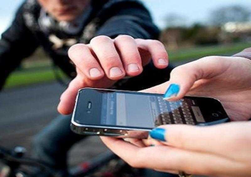 تجديد حبس عاطلين متهمين بسرقة الهواتف المحمولة بالمعادي