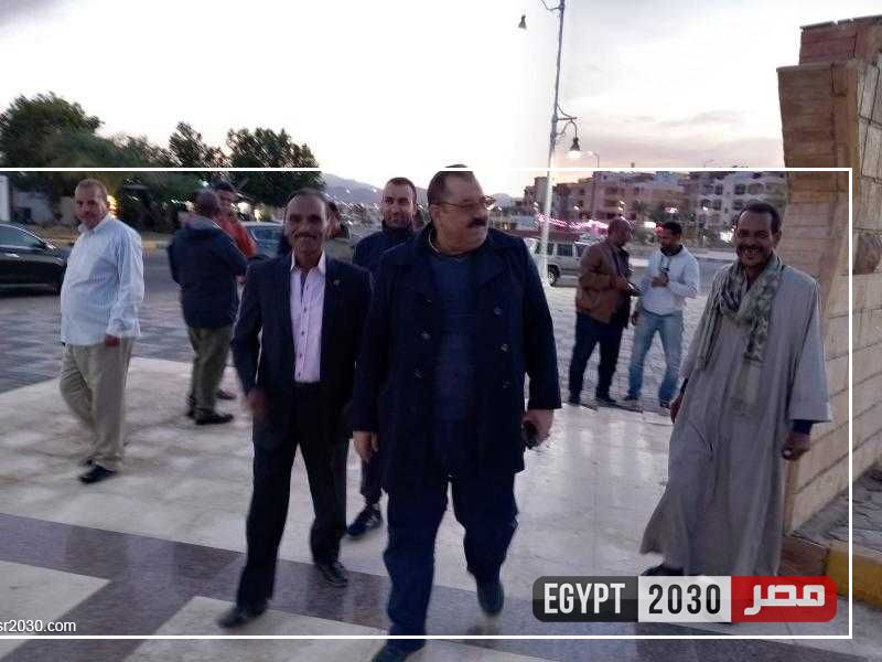 رئيس مدينة سفاجا يتفقد أعمال الرصف وتركيب بلاط الإنترلوك وتطوير المركز السياحي الشمالي