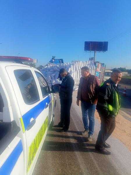 انقلاب سيارة نقل على طريق إسكندرية الزراعي يتسبب في تعطل حركة المرور