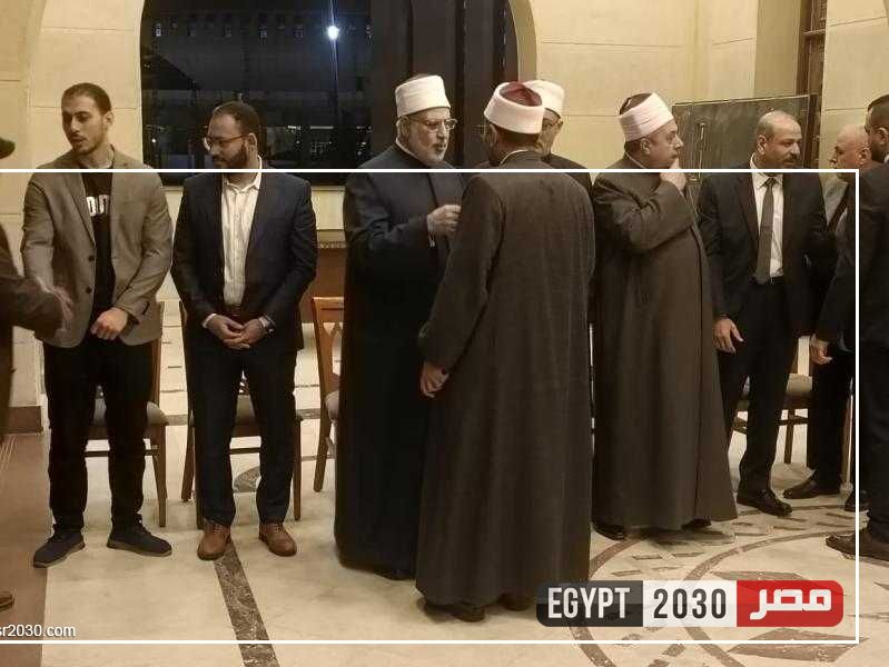 بالصور | رجال الدين يواسون وكيل الأزهر في عزاء والدته