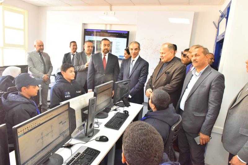 وزير الاتصالات ومحافظ أسيوط يفتتحان مدرسة WE للتكنولوجيا التطبيقية