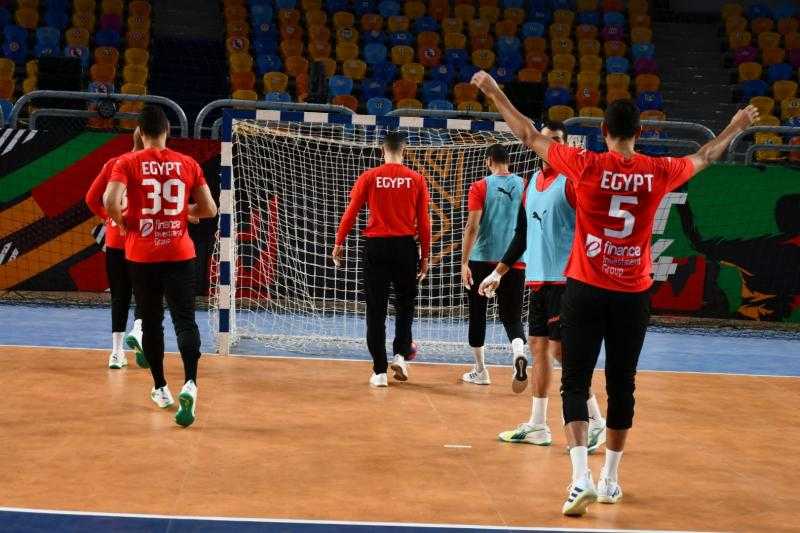 وزير الرياضة يؤازر لاعبي منتخب الفراعنة قبل لقاء غينيا في أمم إفريقيا لليد