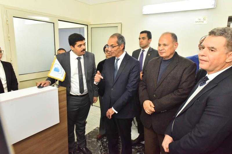 وزير الاتصالات ومحافظ أسيوط يتفقدان شركتي بترا وانفروماتيك لتكنولوجيا المعلومات