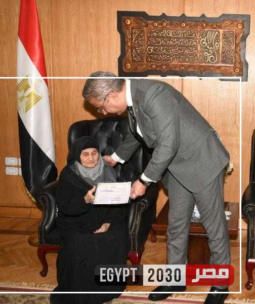 تقديرًا لهن.. محافظ الفيوم يسلم سيدتين مسنتين شهادة محو الأمية