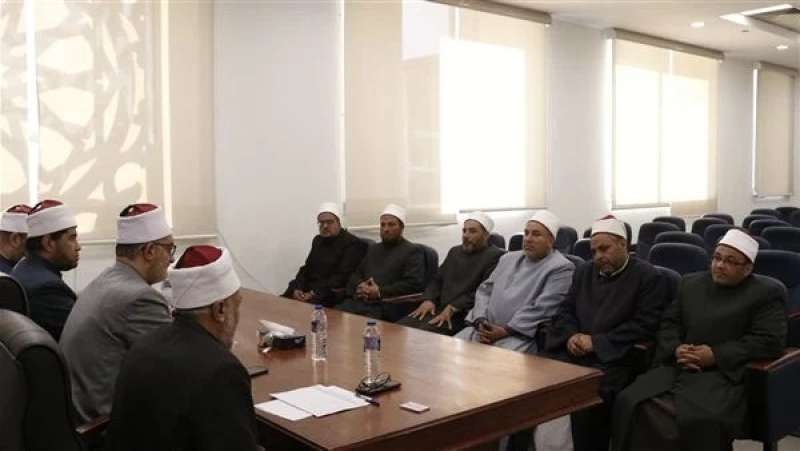 مقابلة شخصية للمتقدمين لاختيار مدير الدعوة