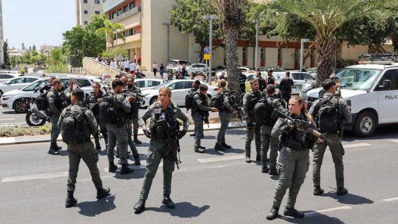 مروحيات عسكرية إسرائيلية تحوم في سماء تل أبيب للبحث عن مشتبه بهم في حادث رعنانا