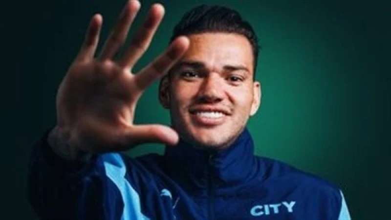 حارس مانشستر سيتي يفوز بجائزة ذا بيست