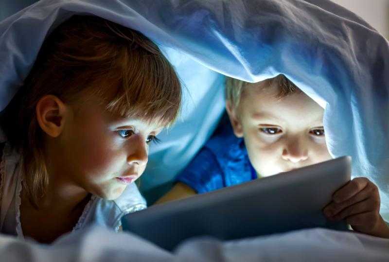 تصل للصرع.. تحذيرات من مخاطر تعرض الأطفال للهواتف المحمولة «فيديو»