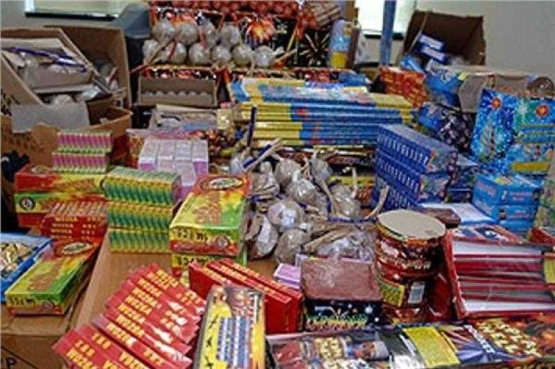 حبس المتهمين ببيع ألعاب نارية وأسلحة بيضاء عبر ”فيس بوك”