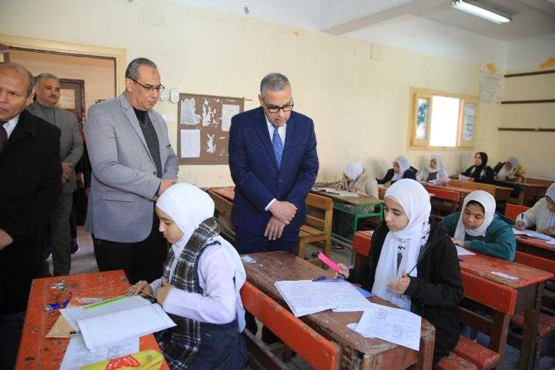 محافظ سوهاج يتفقد لجان امتحانات الشهادة الإعدادية