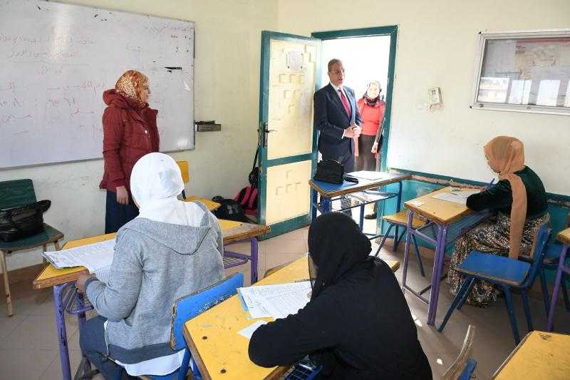 محافظ الفيوم يتفقد عددا من لجان امتحانات الشهادة الإعدادية