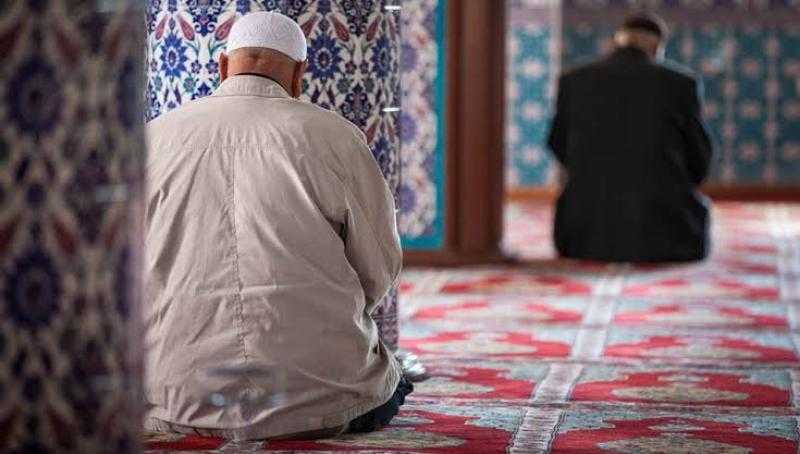 ما حكم رد السلام بالإشارة أثناء الصلاة؟.. المفتي يُجيب
