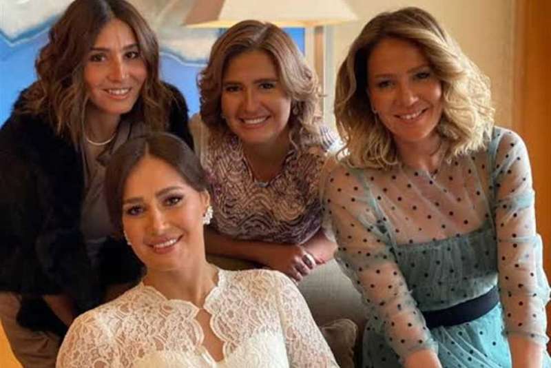  الفنانة حلا شيحة وشقيقاتها 