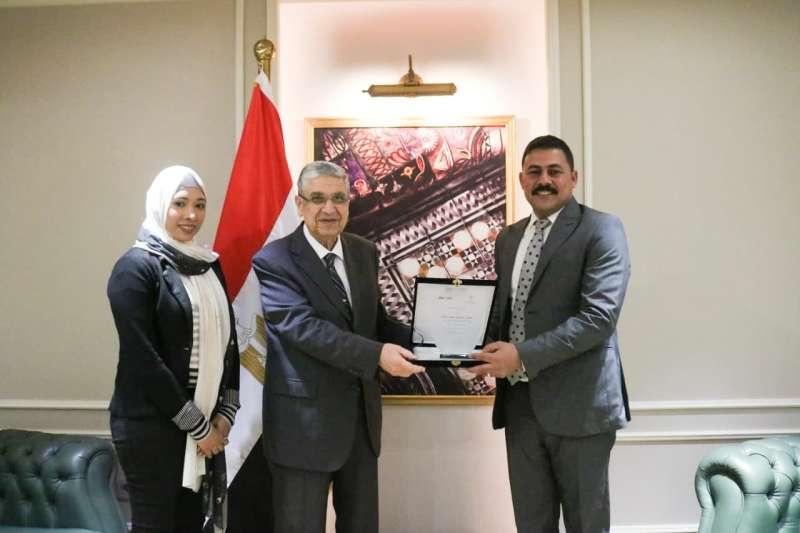 تكرم وزير الكهرباء كأحد أفضل الوزراء خلال عام 2023