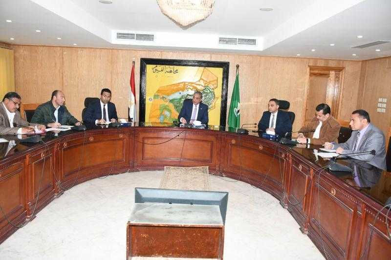 محافظ الفيوم يتابع مع المسئولين موقف التعديات بالبناء على الأراضي الزراعية