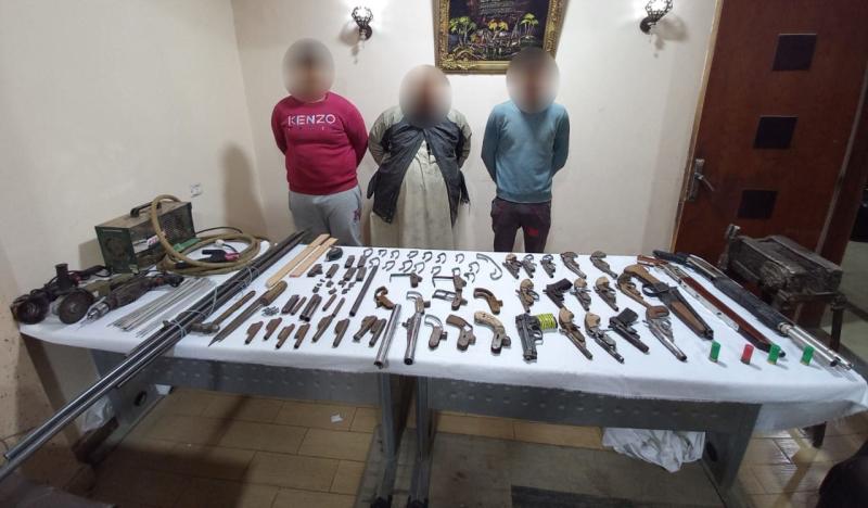 ضبط 3 عاملين لادارة ورشة لتصنيع الاسلحة النارية بحوزتهم 18 قطعة فى سوهاج