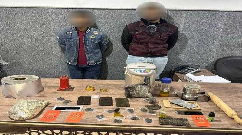 ضبط 6 عاطلين وربة منزل لسرقة الهواتف والشركات وتجارة المخدرات فى الشروق .. صور