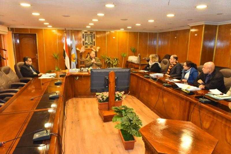 محافظ أسيوط يتابع موقف رصف الطرق المدرجة بالخطة الاستثمارية