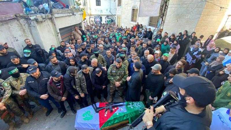 القسام تشيع جثمان أحد شهدائها في مخيم «المية ومية» بلبنان