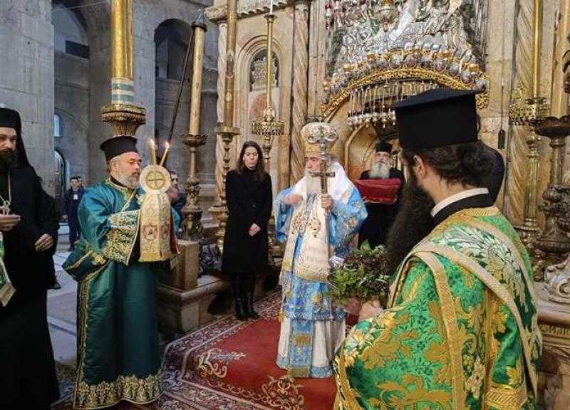بطريرك القدس يرأس قداس عيد الغطاس داخل القبر المقدس بكنيسة القيامة