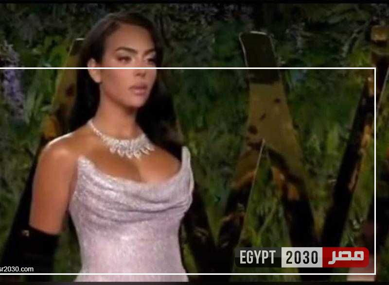 بفستان مكشوف الصدر.. إطلالة جورجينا في حفل joy awards