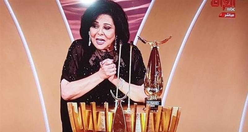 منح إسعاد يونس جائزة الإنجاز مدى الحياة بحفل joy awards