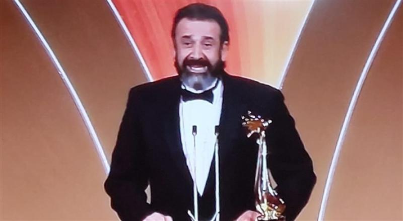 كريم عبد العزيز يحصد جائزة الممثل المفضل عن فئة السينما بحفل joy awards