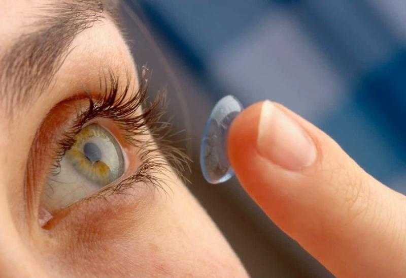 حكم استعمال العدسات اللاصقة الملونة.. وهل تبطل الوصوء؟