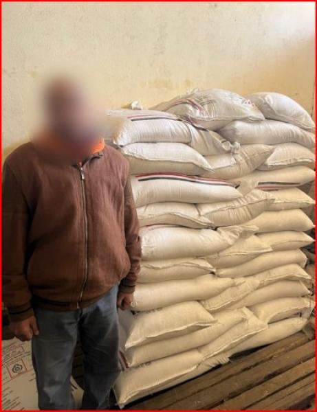 ضبط 3 أطنان سكر مجهولة المصدر داخل مصنع بالسلام