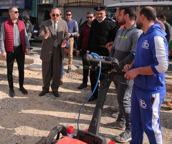محافظ كفر الشيخ يتابع أعمال رصف طرق 8 قرى ضمن «حياة كريمة» بمطوبس