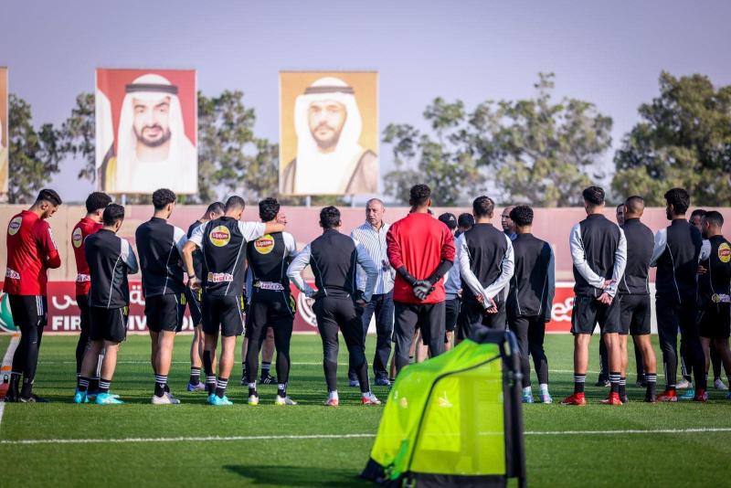 الخطيب يجتمع باللاعبين قبل انطلاق مران الأهلي بالإمارات