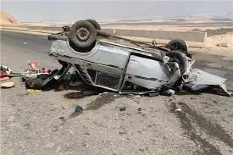 انقلاب سيارة نقل محملة زجاج بالطريق الزراعي بالقليوبية