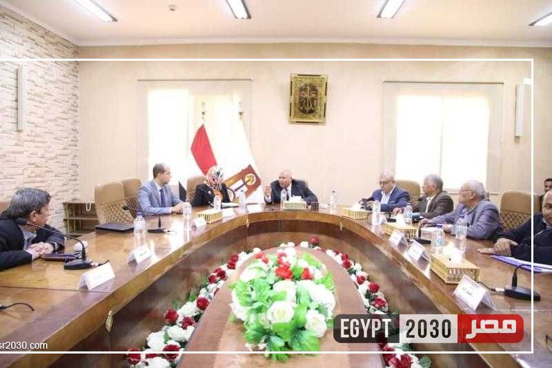 محافظ الوادي الجديد يلتقي وفد معهد بحوث الإلكترونيات