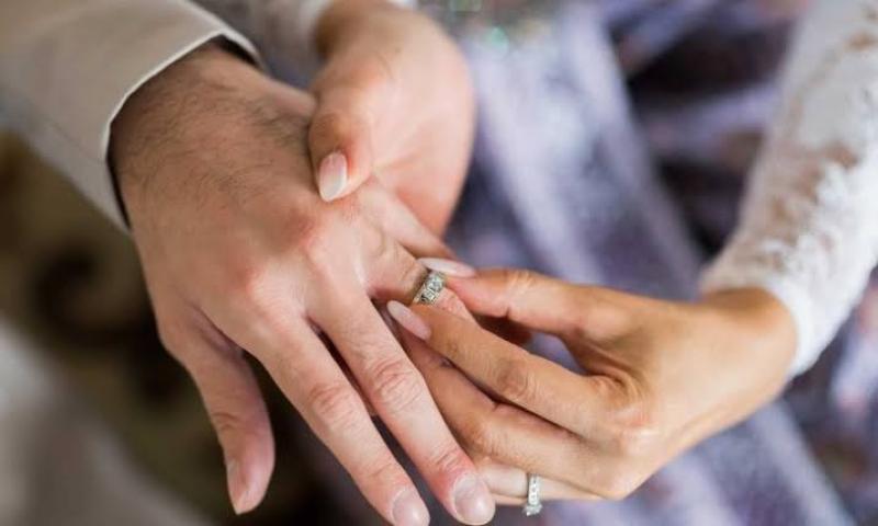 سائلة لـ أمين الفتوى.. هل يجب تغطية المرآة أثناء العلاقة الزوجية؟