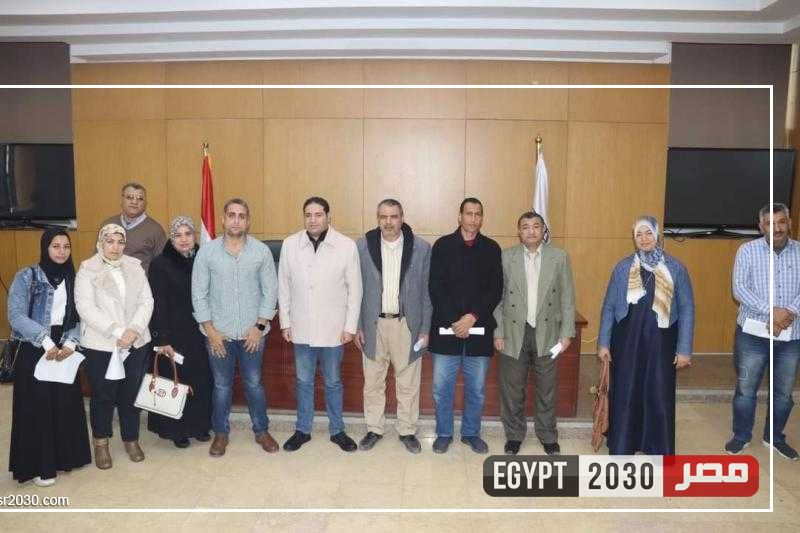نائب محافظ بني سويف يلتقى عددا من أصحاب الحرف والصناعات